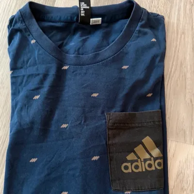 T-shirt Adidas bleu – logo poche – taille L